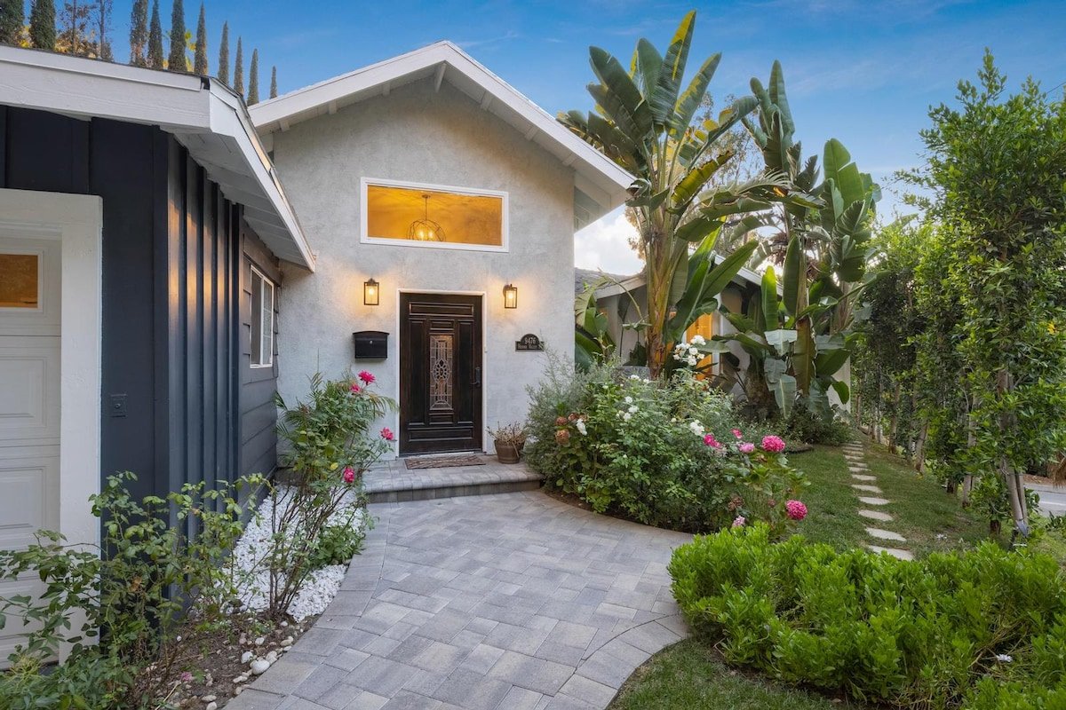 Spectacular Hidden Valley Gem with Canyon Views gallery image 3