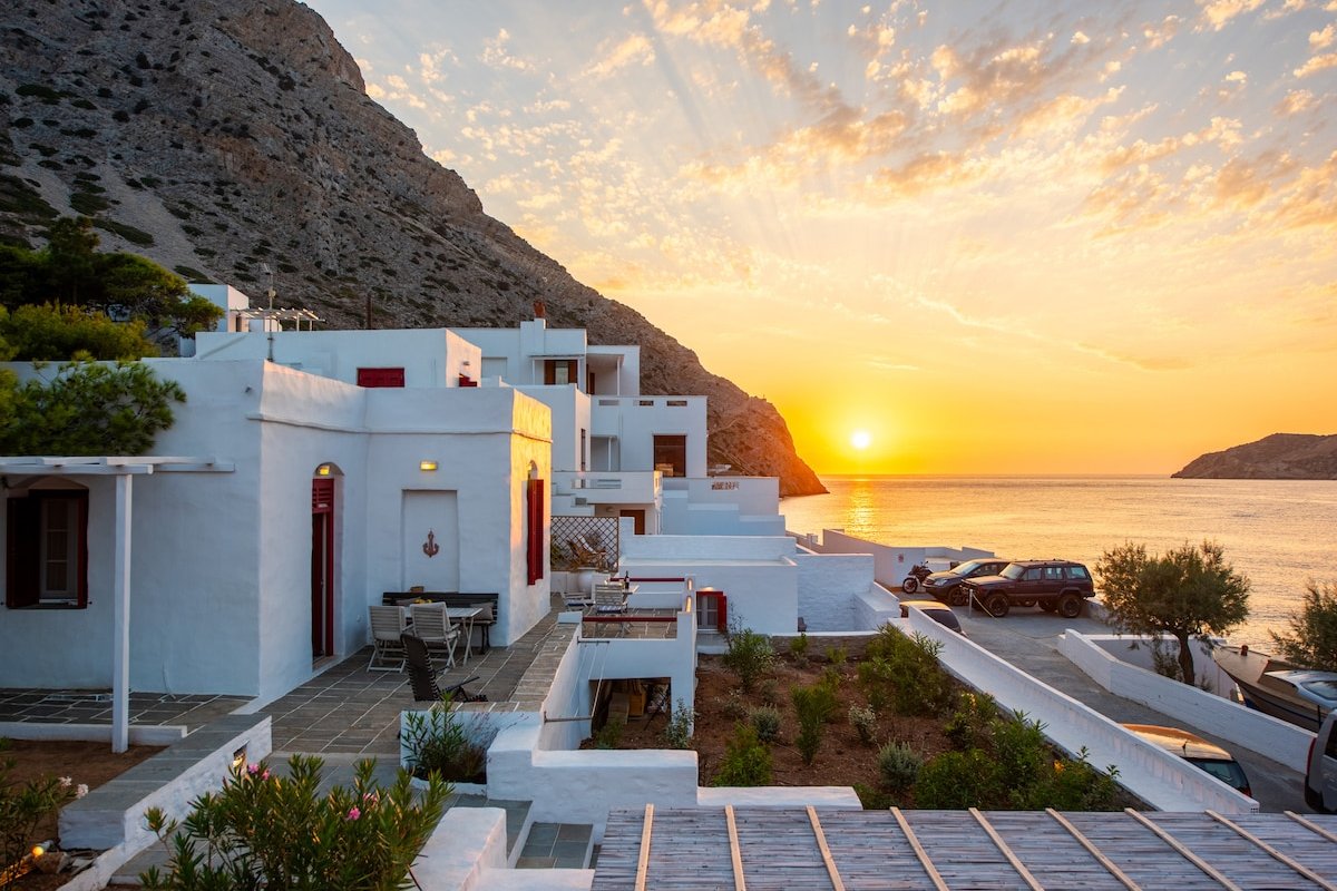 Sunset Multifunctional House on Kamares Bay gallery image 2