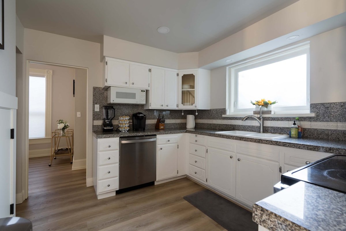 3BR – Sleeps 8 – Prime NW Location – 99 WalkScore gallery image 5