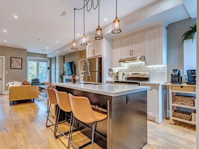 Victorian 2-Story Loft w/ 2 Beds High Ceiling