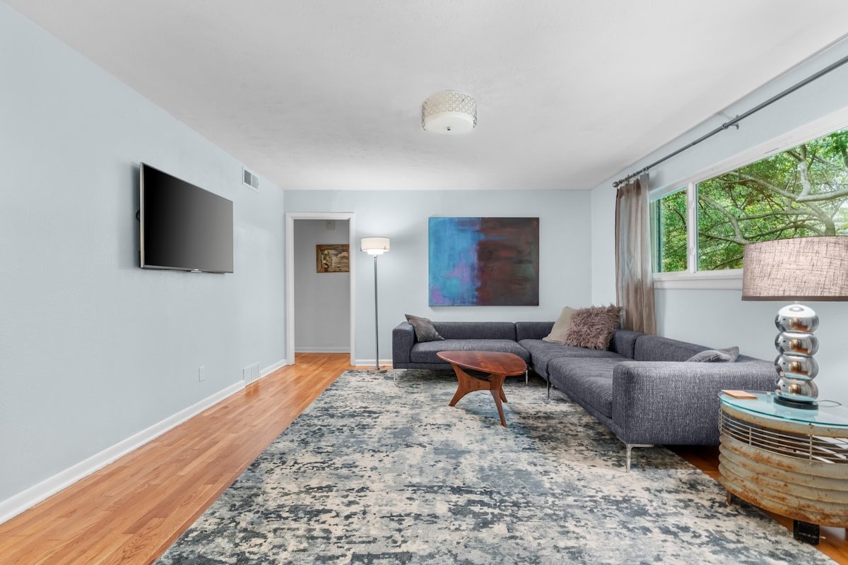 Oak Canopy, Cheerful Sprawling Backyard gallery image 3