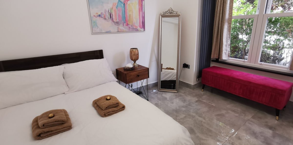 Luxury London House sleeps 13, 2 mins to Metro gallery image 5