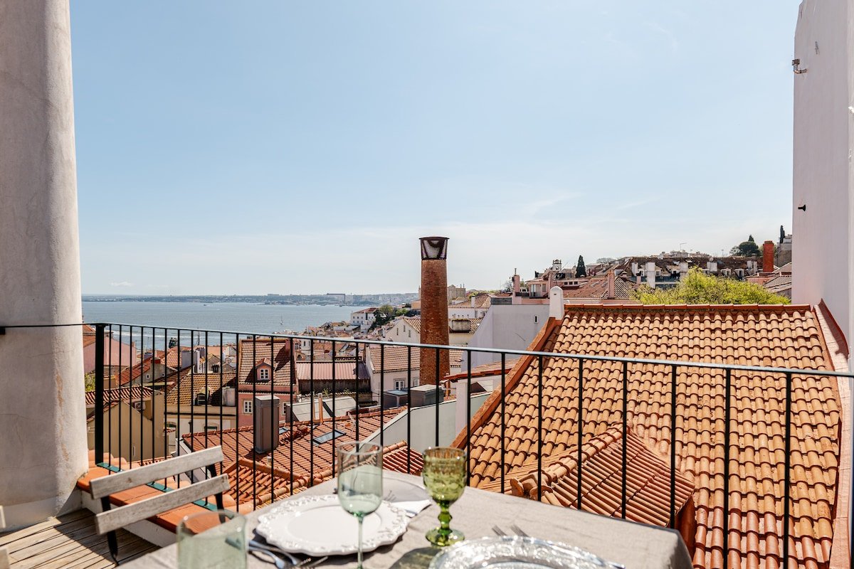 Luxury Alfama Riverview apartment with Terrace gallery image 2