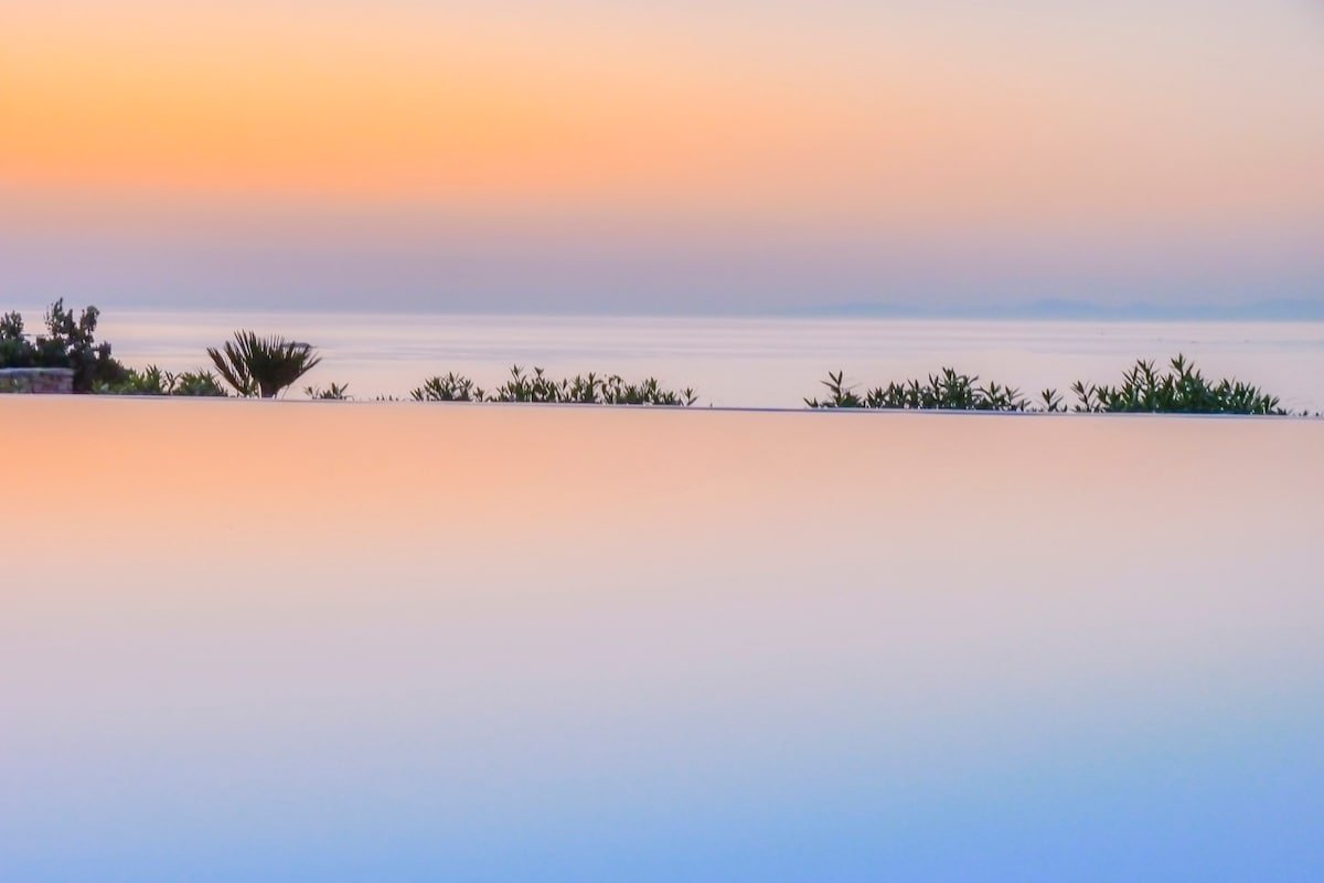 Spectacular villa & infinity pool! Stunning views gallery image 3