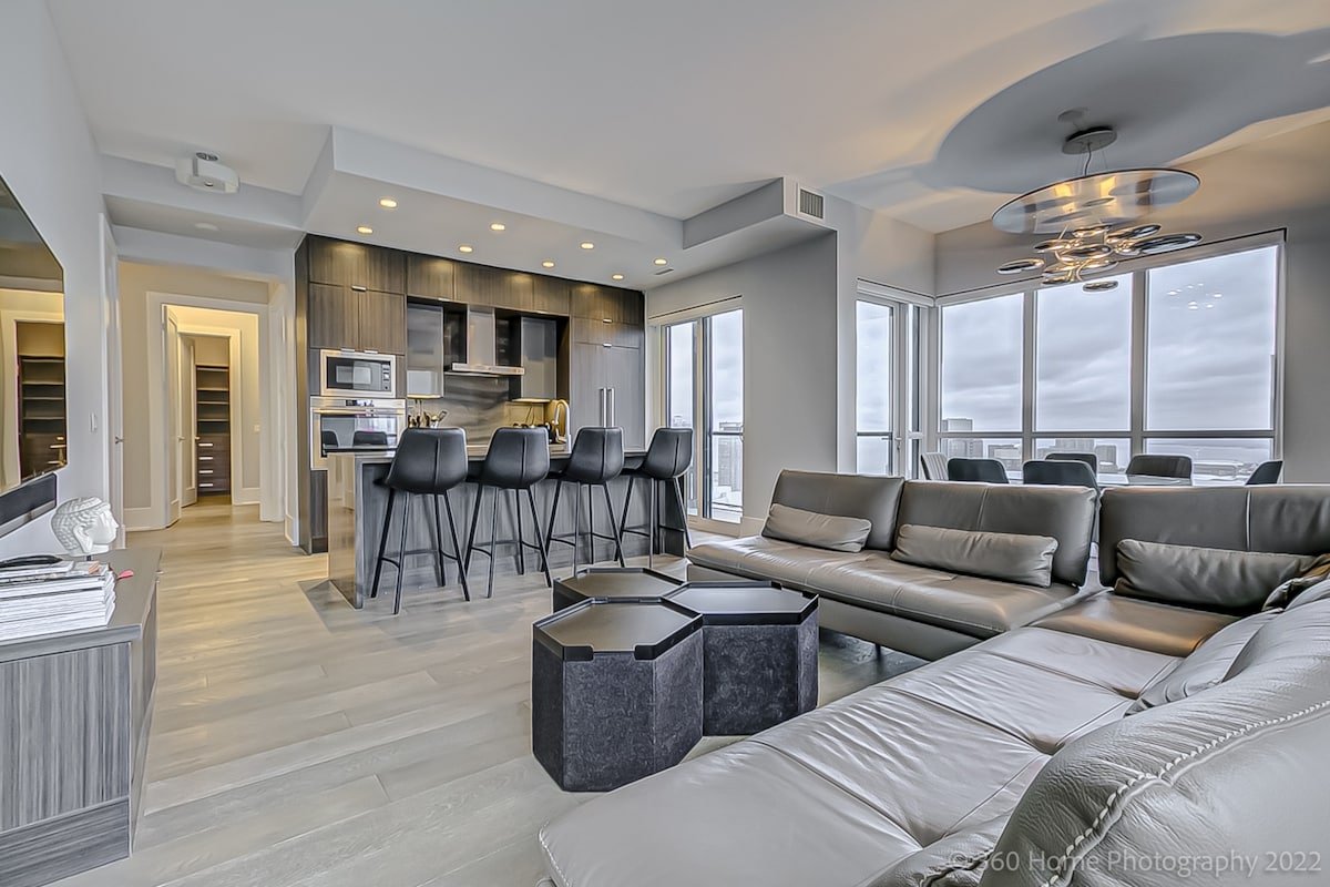 Luxe Downtown Penthouse near CN Tower (1500sq ft) gallery image 2