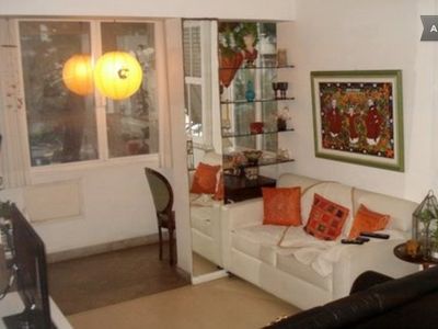 Copacabana, apt simples com SUPER localizacao.