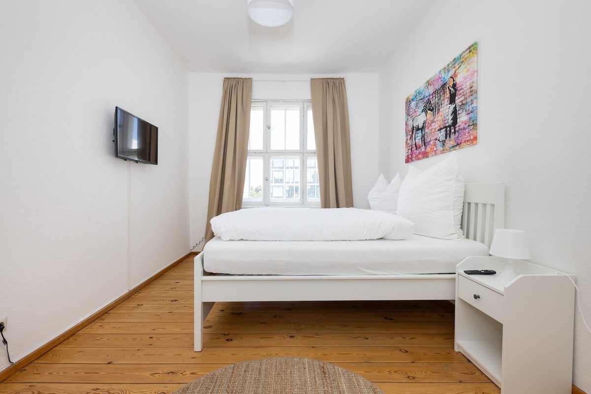 time4staying 160sqm 5 BR Banksy apartment at Hbf gallery image 3