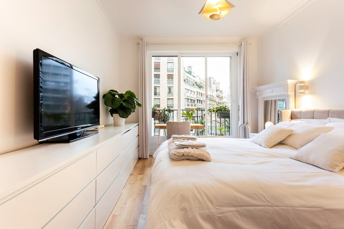 Elegant prime 3-bed apt with AC near Champs-Elysee gallery image 5