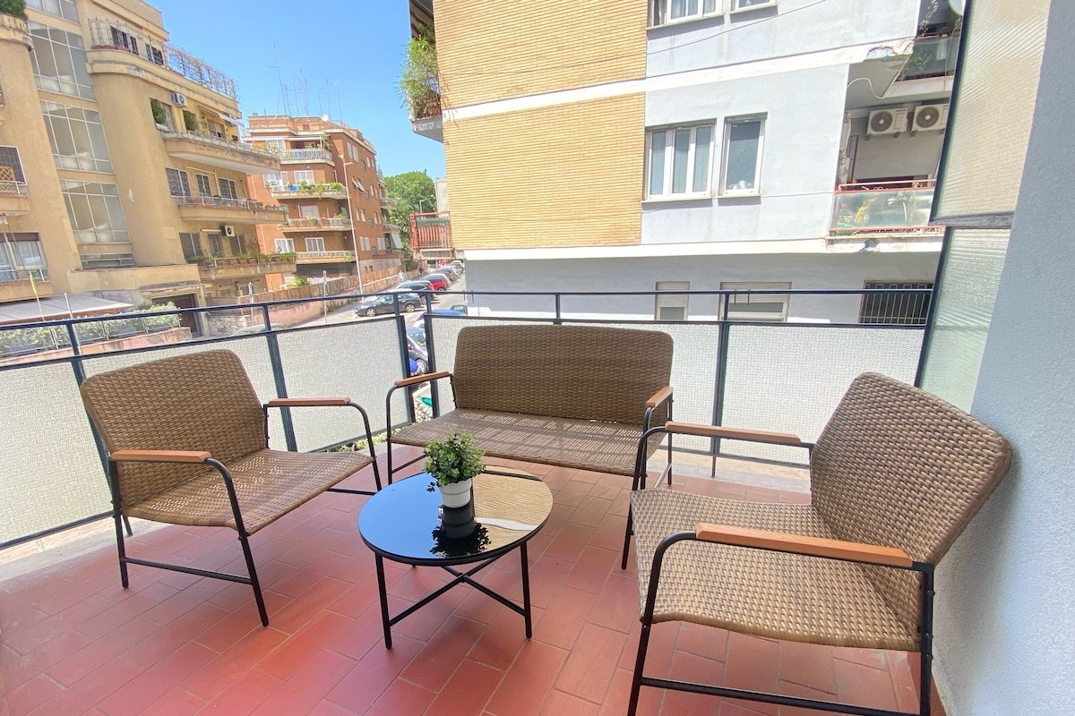 Golden Essence Apartment {terrace & metro} gallery image 4