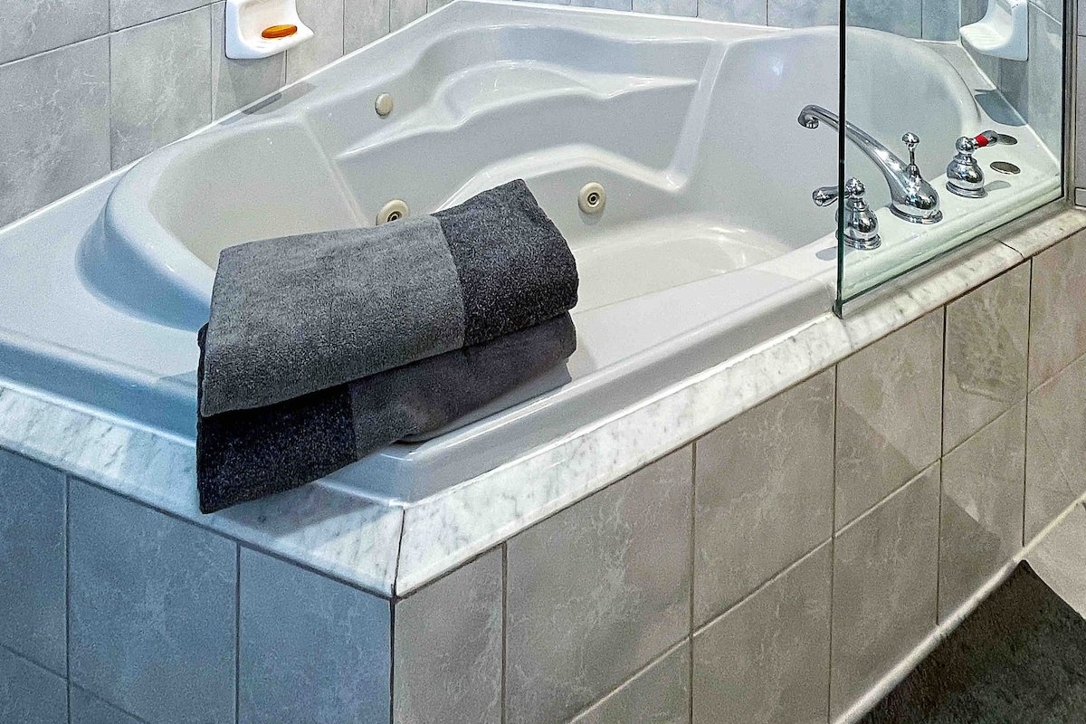 Rare & Spacious massive home w 7 beds gallery image 5