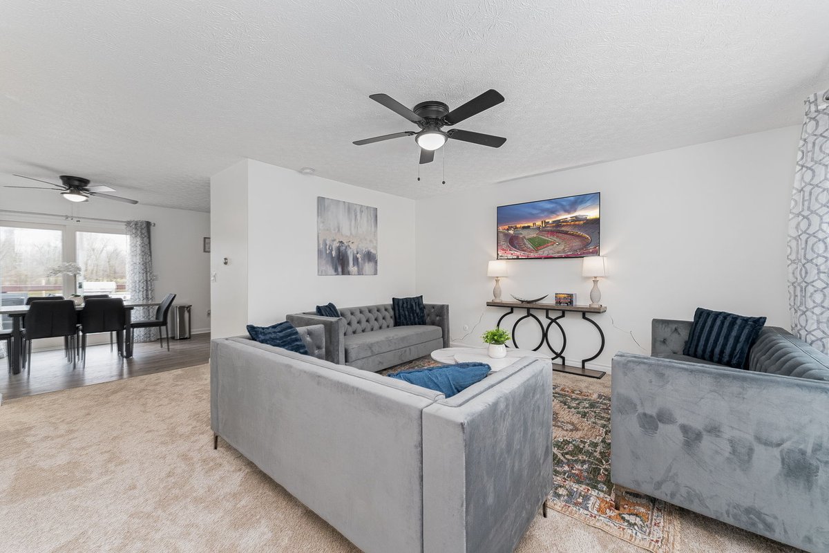 Pondside Retreat 4BR w/ Hot Tub & Pool Table & BBQ