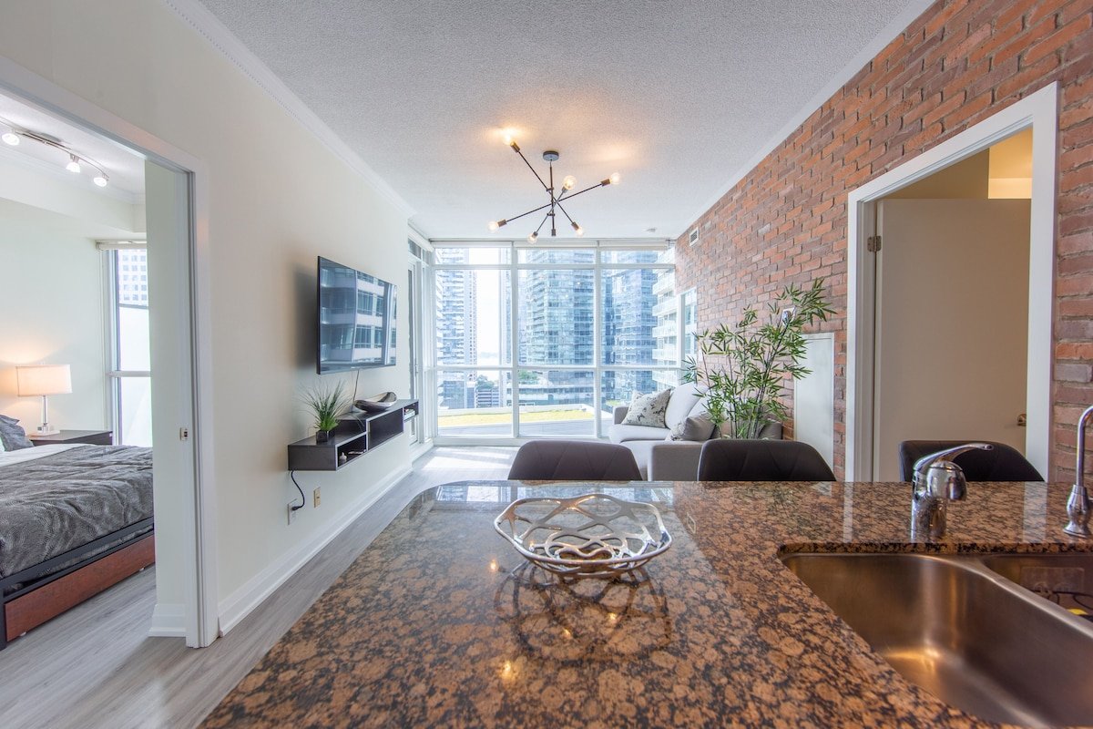 Stylish 3BR + Parking, CN Tower, Scotiabank Arena gallery image 3