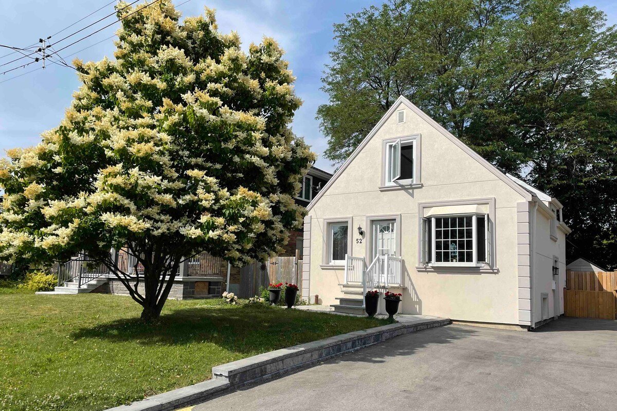 Cozy Home + Large backyard, 20mins from DT! gallery image 2