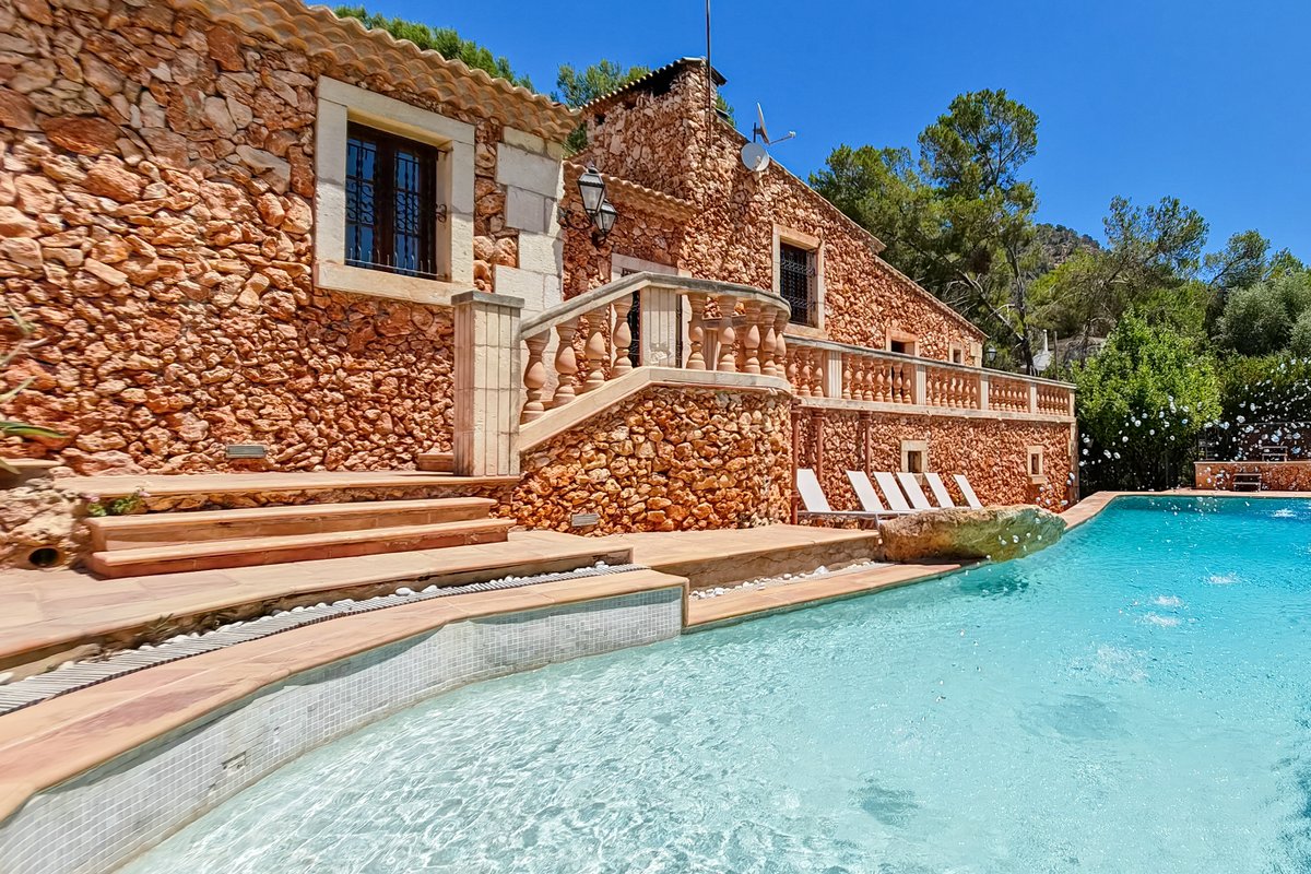 Stunning villa on the coast with pool and Wi-Fi