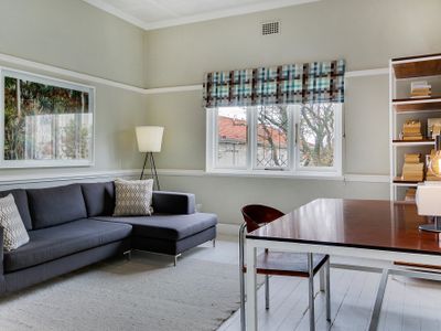 Light and tranquil, 3-bed apartment in Oranjezicht