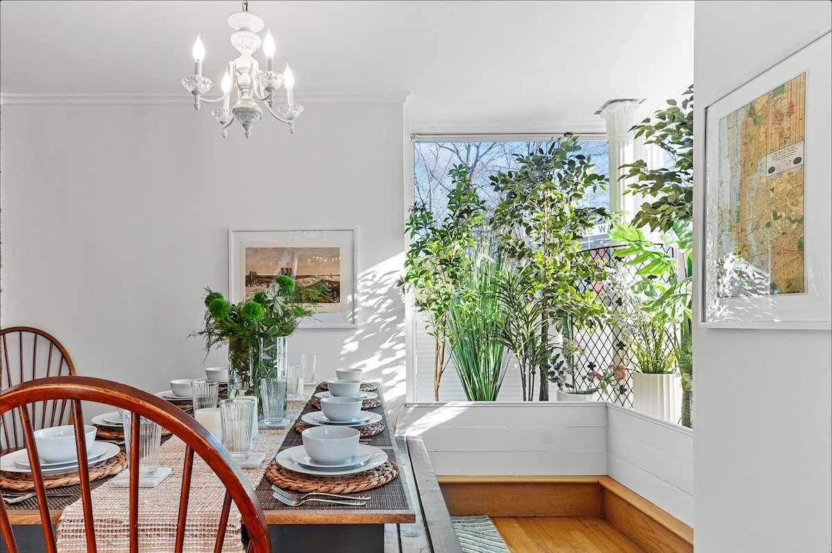 Bright, Stylish Townhouse Only 10 Min to NYC! gallery image 4