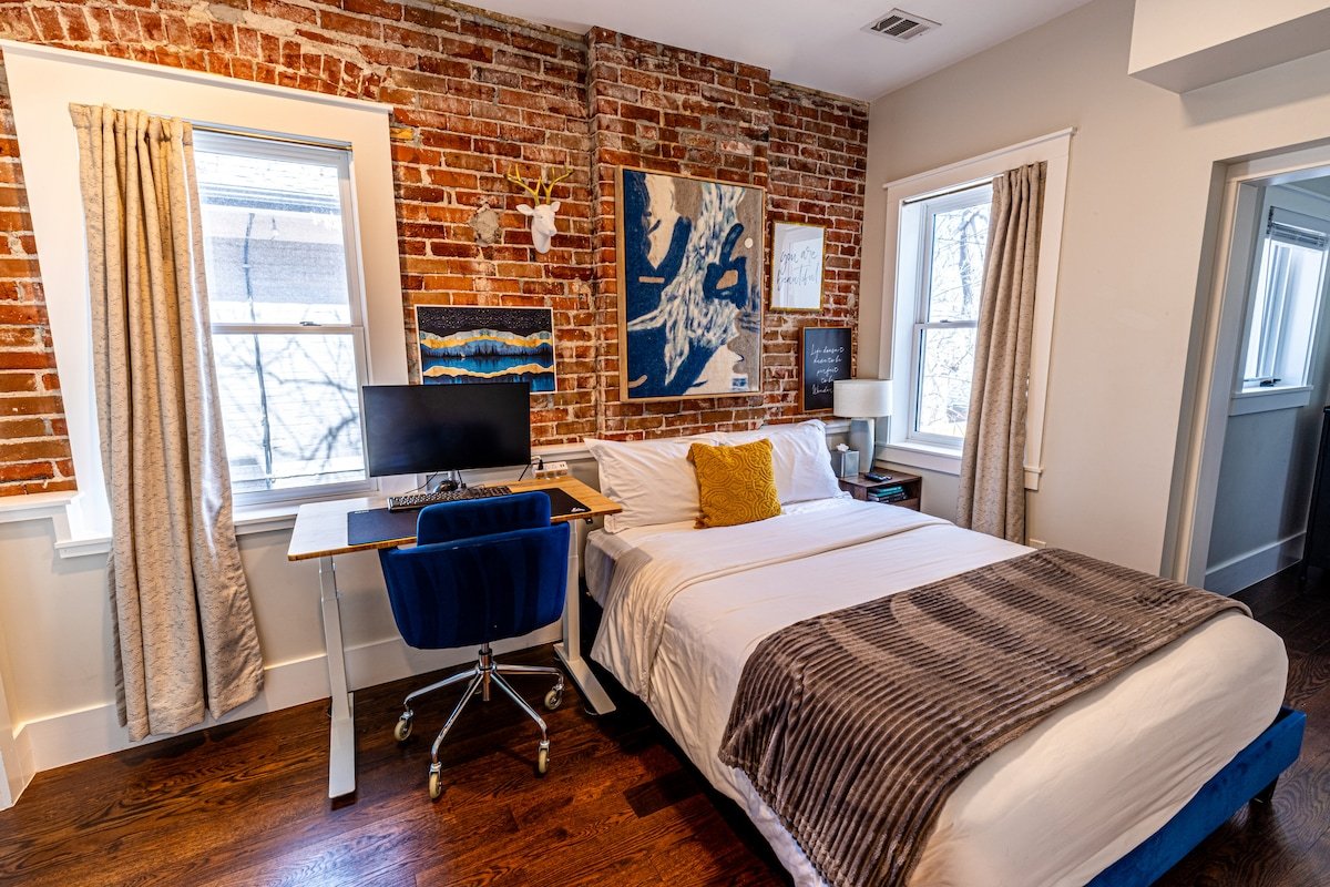 Group Retreat|6BR 6BA|2 Kitchen|LoHi|Easy Checkout gallery image 3