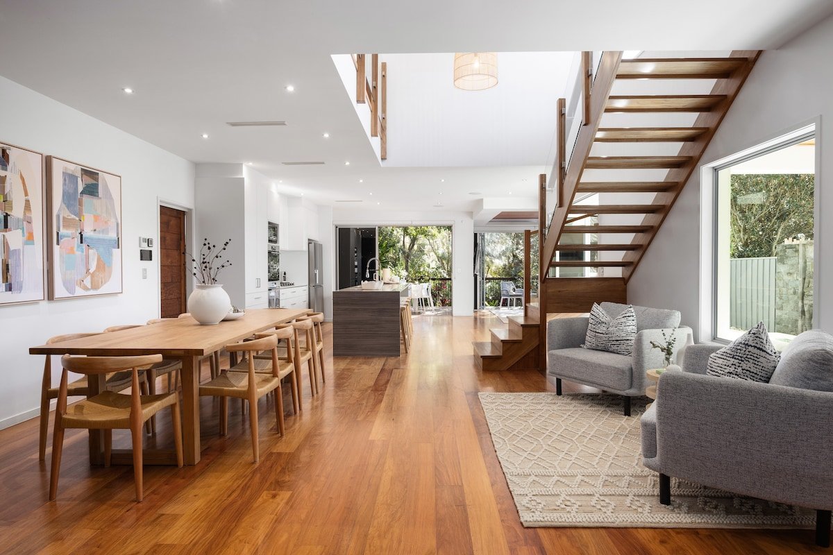 Surfside Villa – 50m to beach access, heated pool gallery image 3