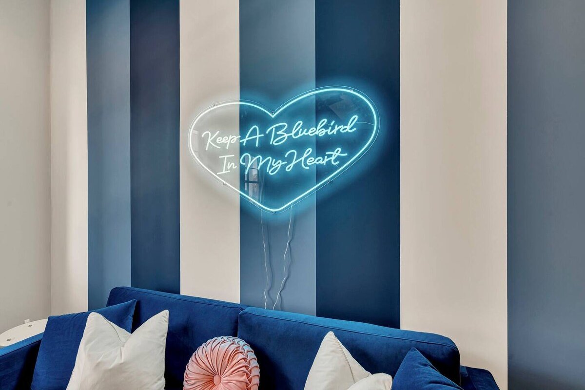 The Bluebird with skyline views gallery image 4