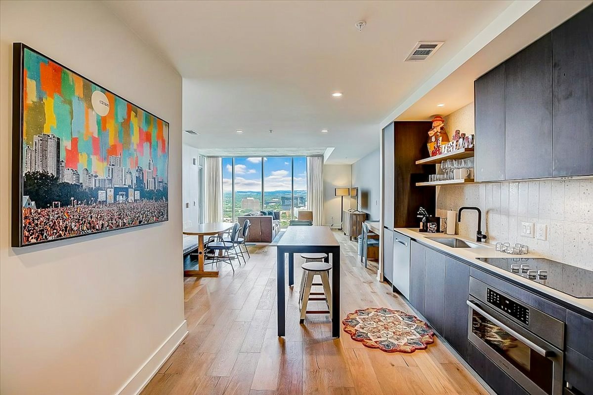 Corner Condo 2BR Lakefront Natiivo Austin 25th-fl gallery image 4