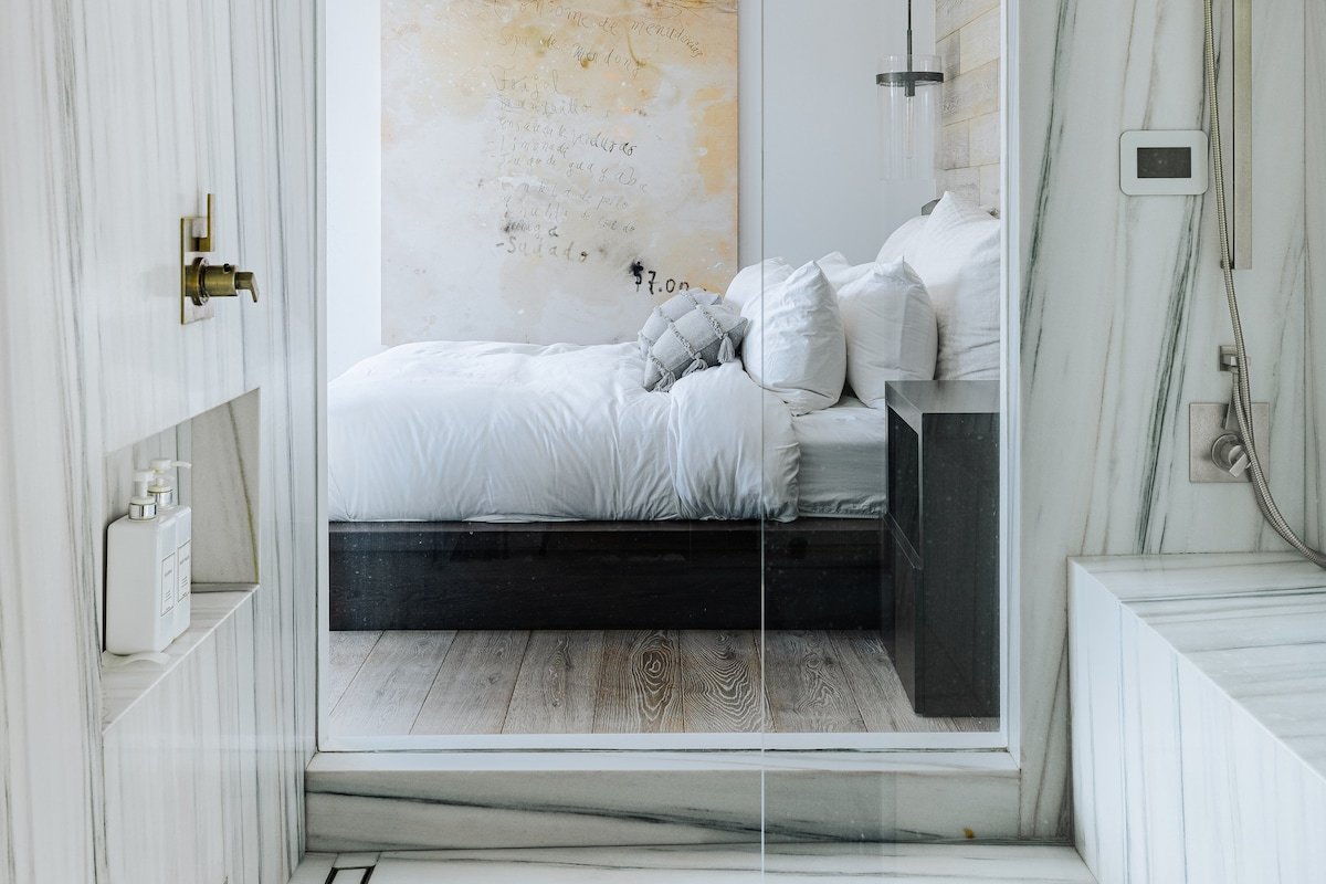 3BR House in Hollywood Hills w/Pool, Jacuzzi & Gym gallery image 5