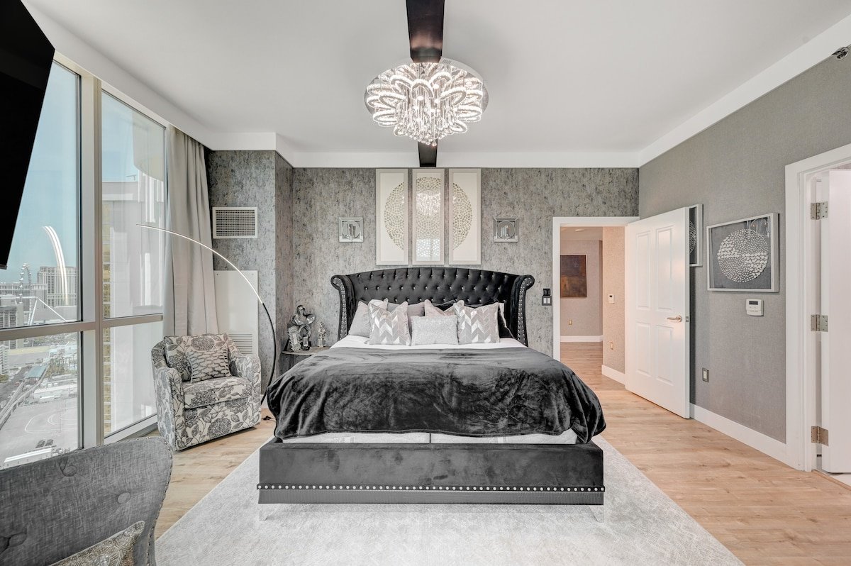 Luxurious 34th Floor Penthouse on LV Strip! gallery image 3