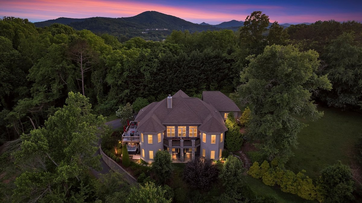Asheville luxury estate-Hottub, GameRoom & Sauna gallery image 2