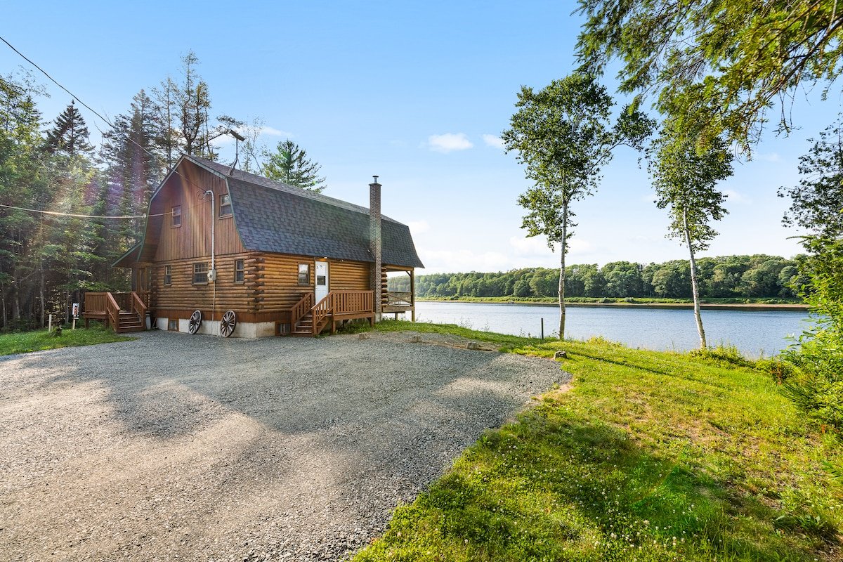 Knotty Pines – Enclosed Deck with Waterfront Views gallery image 2