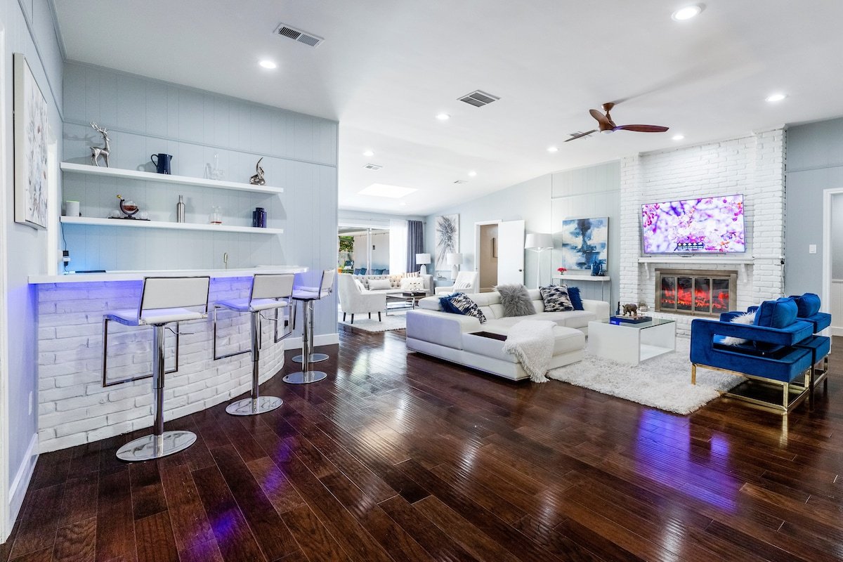 Modern Home with a Firepit, Heated Pool & Spa gallery image 5