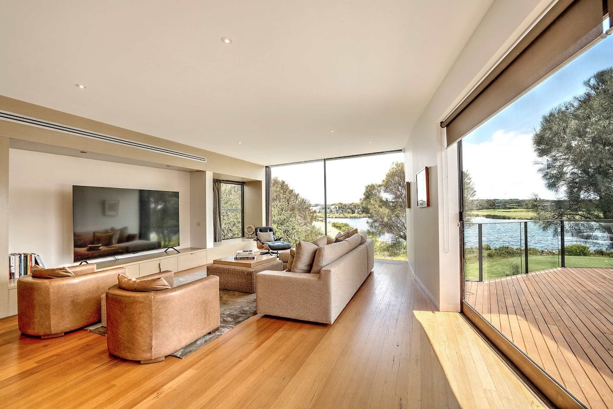 Front Row Golf & Lake Views Luxe Coastal Retreat gallery image 2