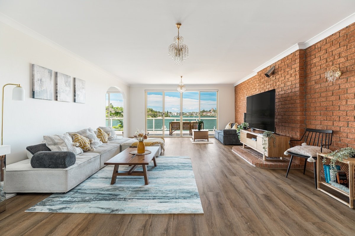 Stunning waterfront pl with swimpool &harbour view gallery image 2