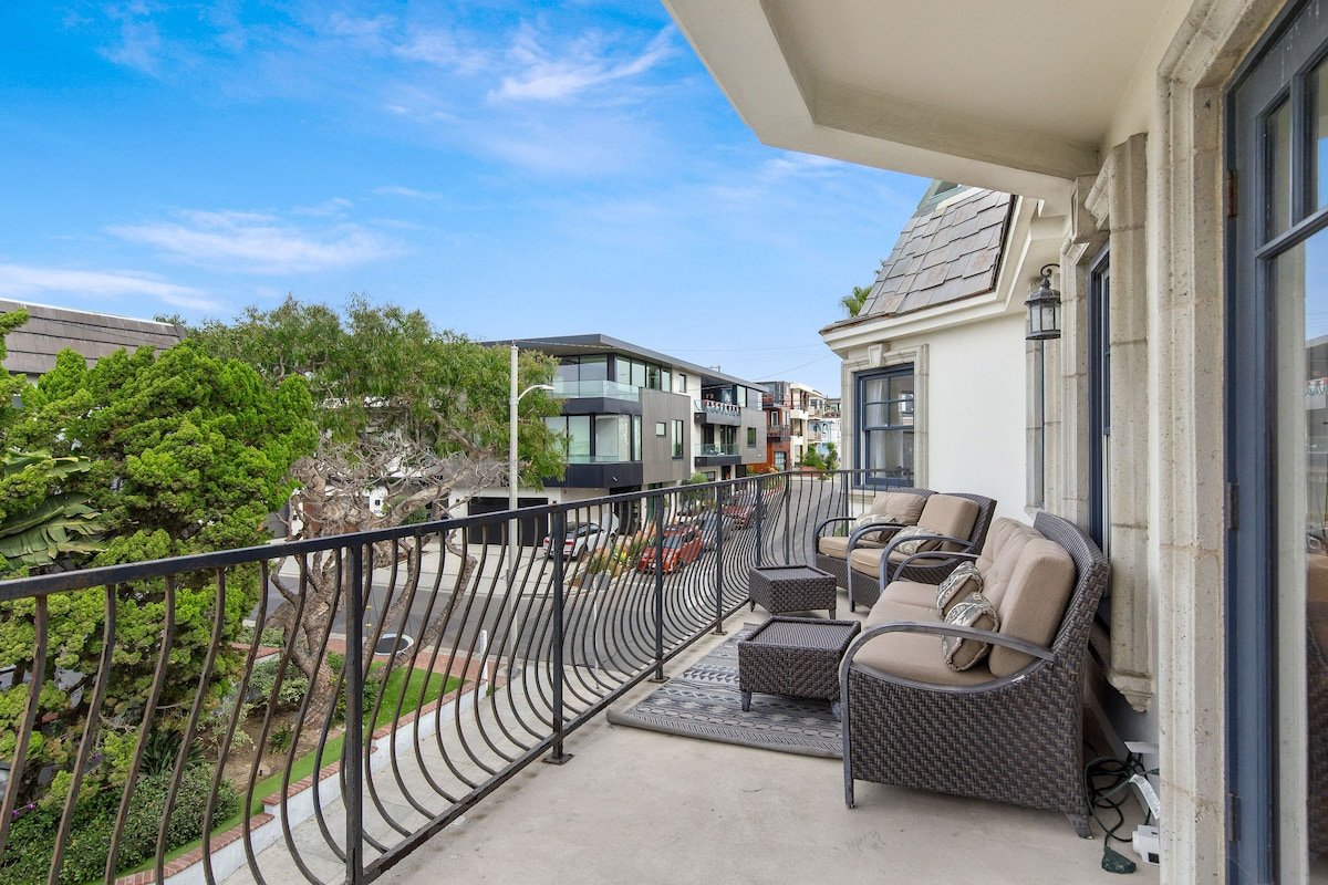 OCEAN VIEW/Amazing 4 Bedroom/AC/Walk to Beach! gallery image 4