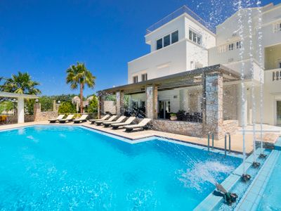 Epavlis Akrotiri, lux, 130 sqm private pool!