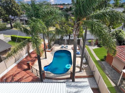 Evies White House Oasis I Pool & Close to Airport