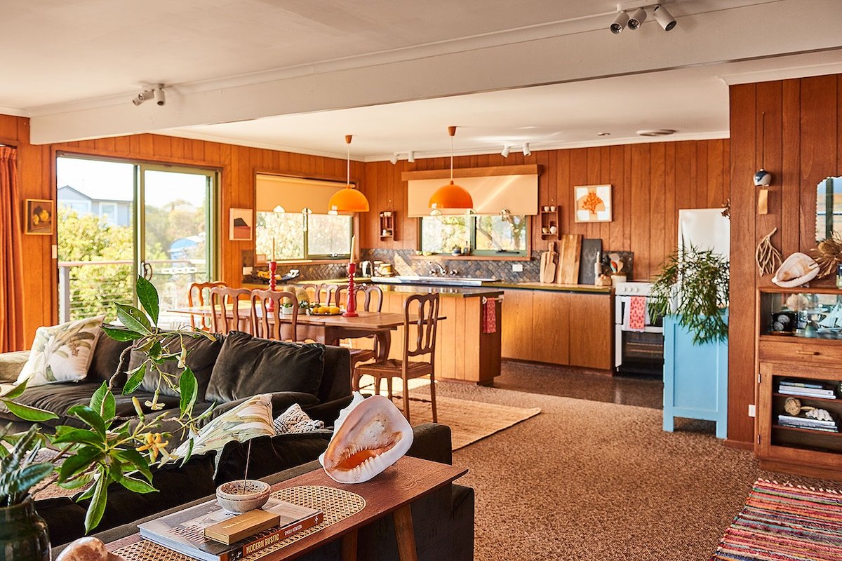 The Lobsterpot Beach House – views + walk to shops gallery image 3