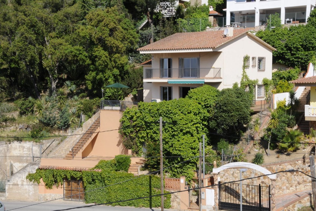 Villa with sea views, private pool, near beach