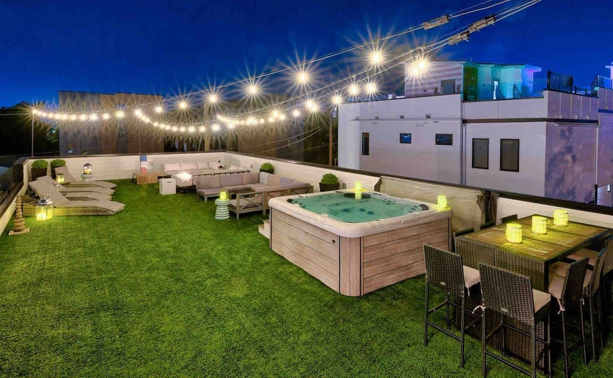 Huge Ultimate Lux! 16 Beds-Hot Tub & Elevator! gallery image 3