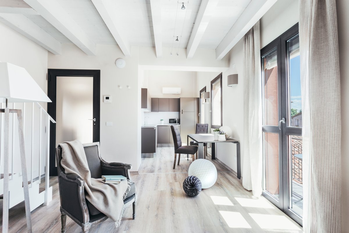 Bright 2 Bedroom apt. facing Servi Church