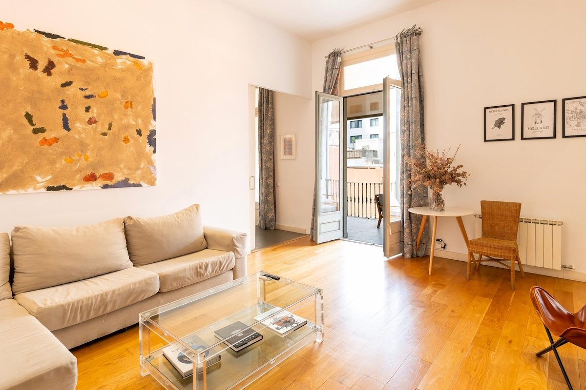 Designer’s three bedroom apartment with terrace gallery image 2