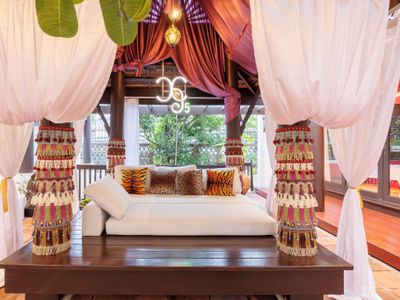 免费接机 私家豪华别墅 泰式庭院 豪华泳池 Netflix 超大卧室 管家服务