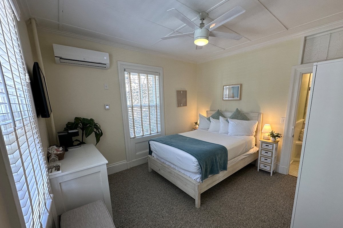 Charming Victorian Home Downtown Newport gallery image 5