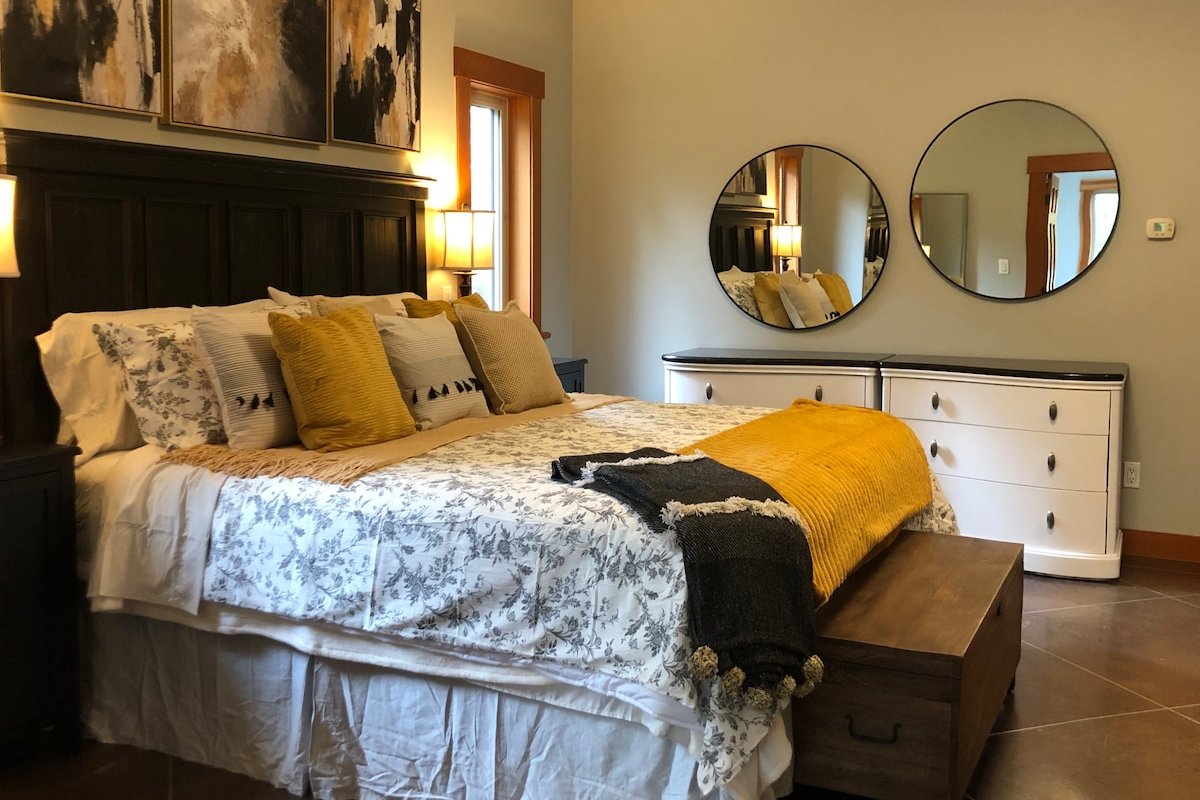 Seabrook Farmhouse with Hot Tub & Swimming Pool gallery image 5