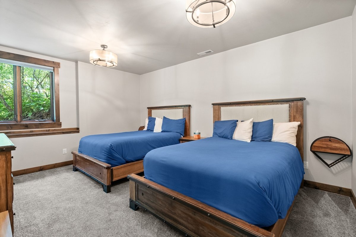 Luxury Snowghost Chalet – True Ski-In/Ski-Out gallery image 2