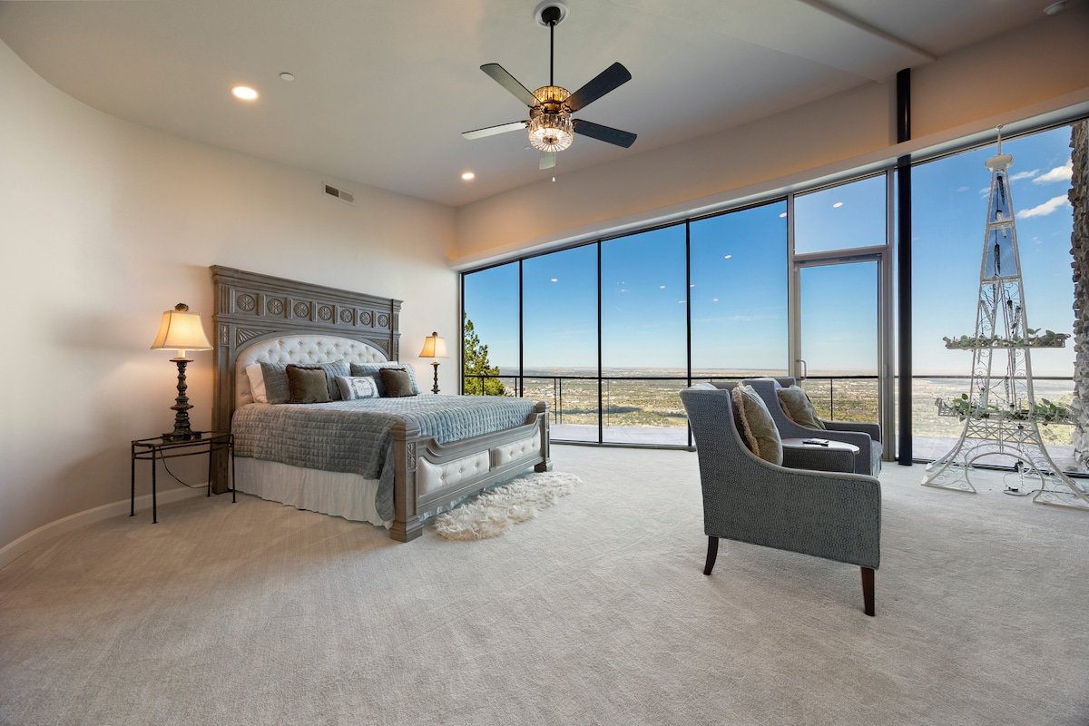 King of the mountain amazing views! Sleeps 12 gallery image 3