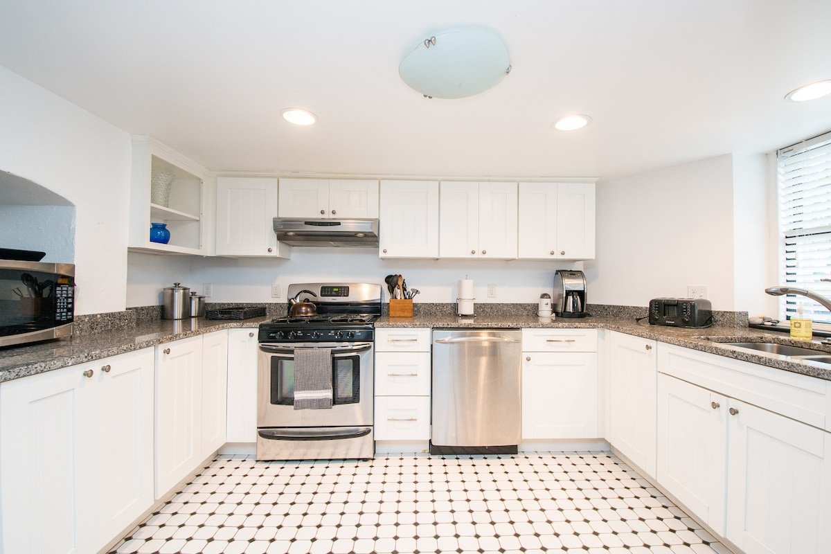 Central Downtown Newport House & Courtesy Parking gallery image 4