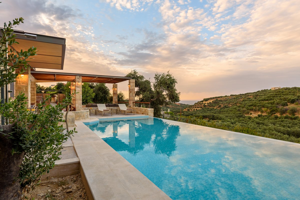 Romantic villa with 4 bedrooms & private pool.