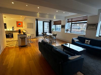 Spacious Soho 3 Bedroom apt & balcony