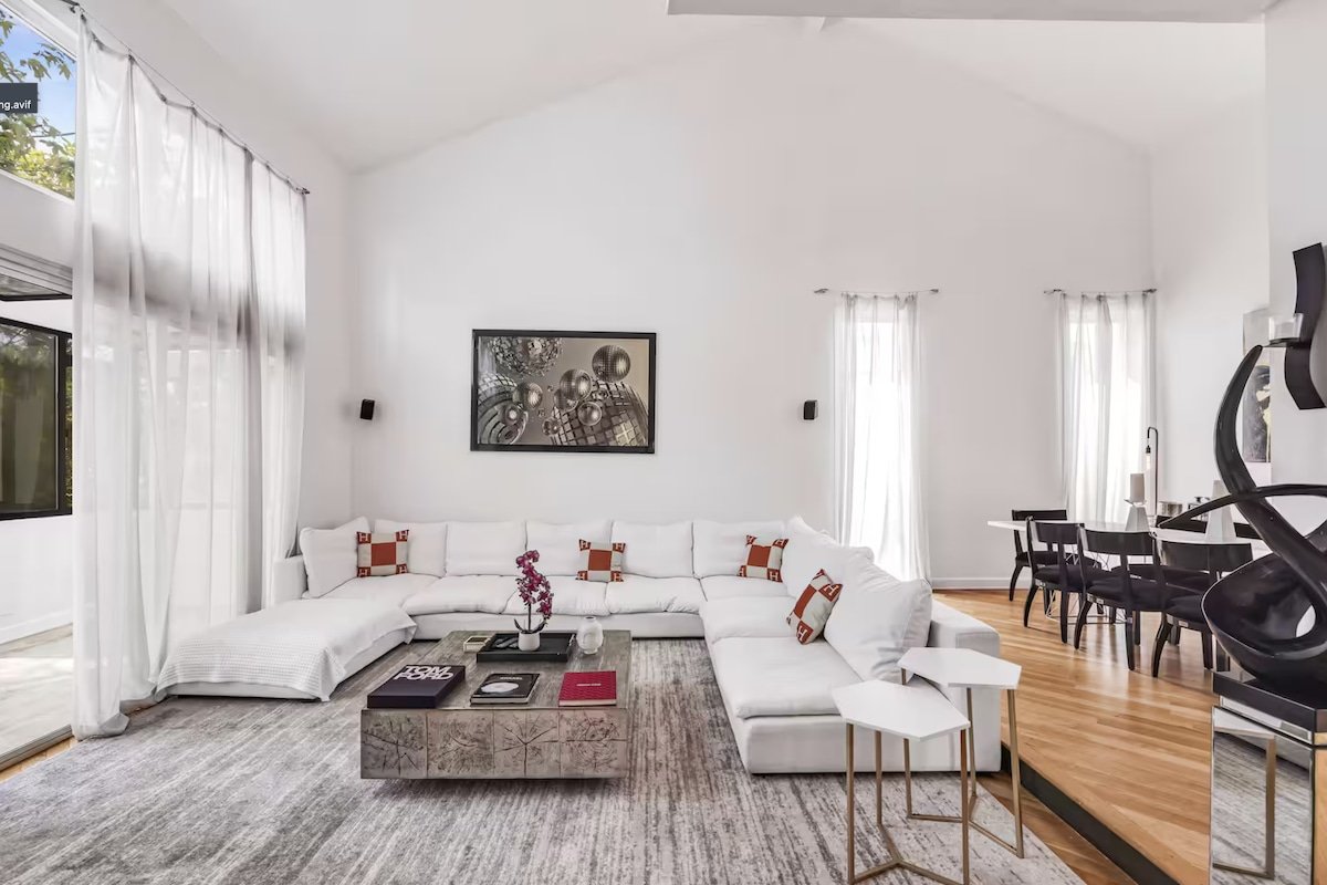 Modern Hollywood Hills Villa gallery image 5