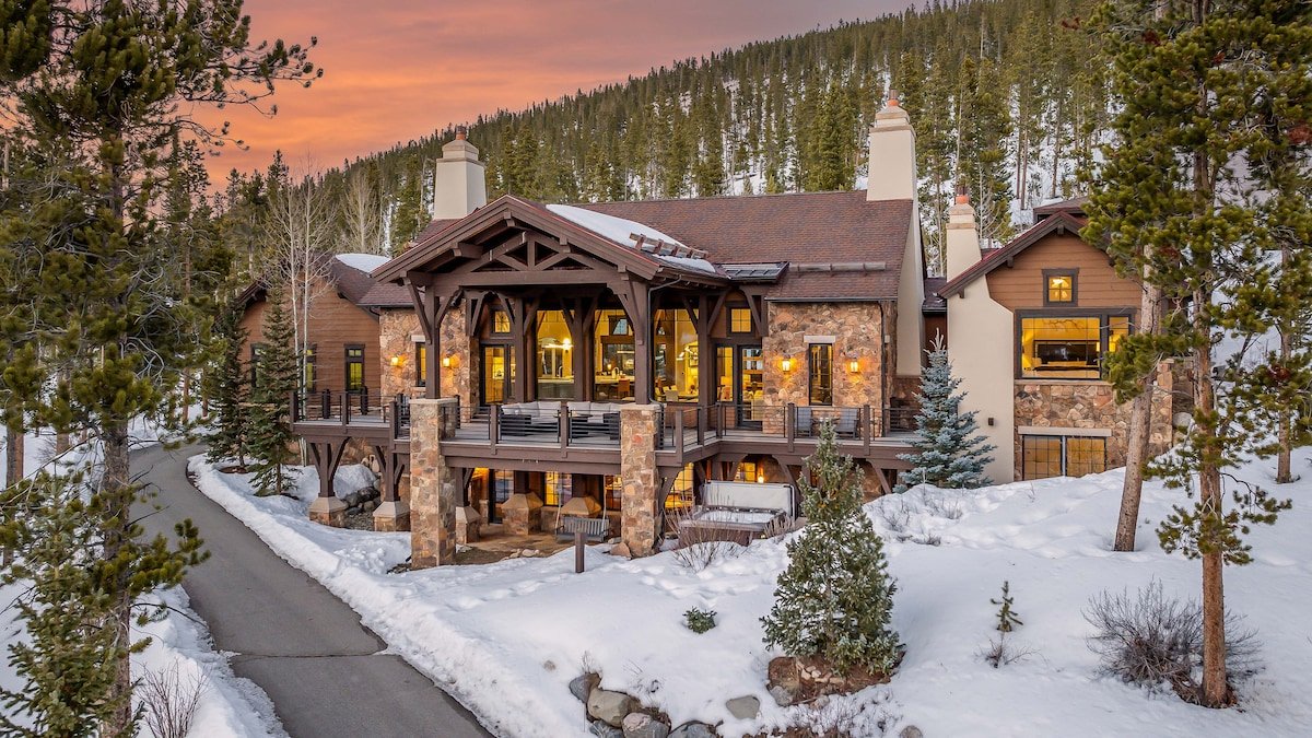 Hot Tub + Ski Shuttle – Switchback Lodge