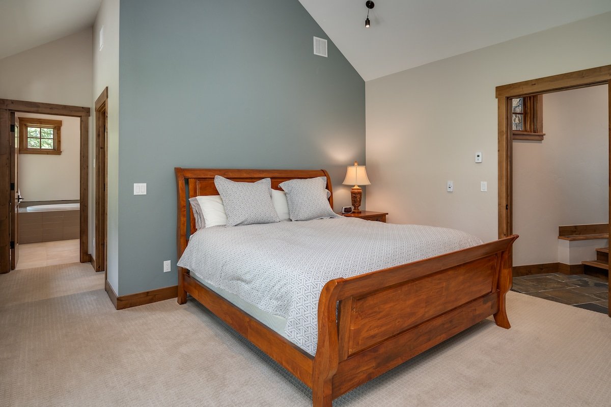 Luxury Custom Home on 35 Acres gallery image 4